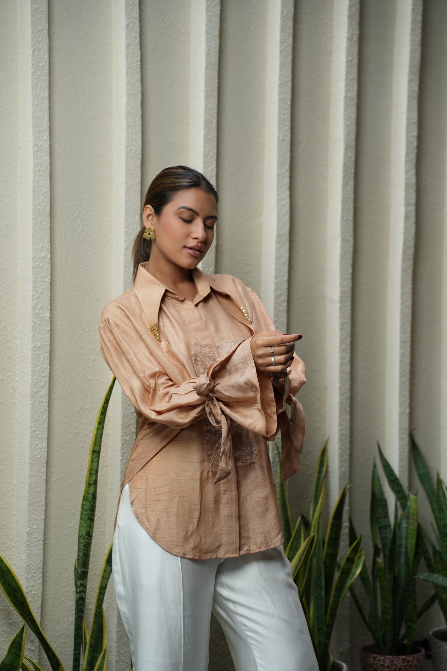 Tie-up sleeves notch collar shirt