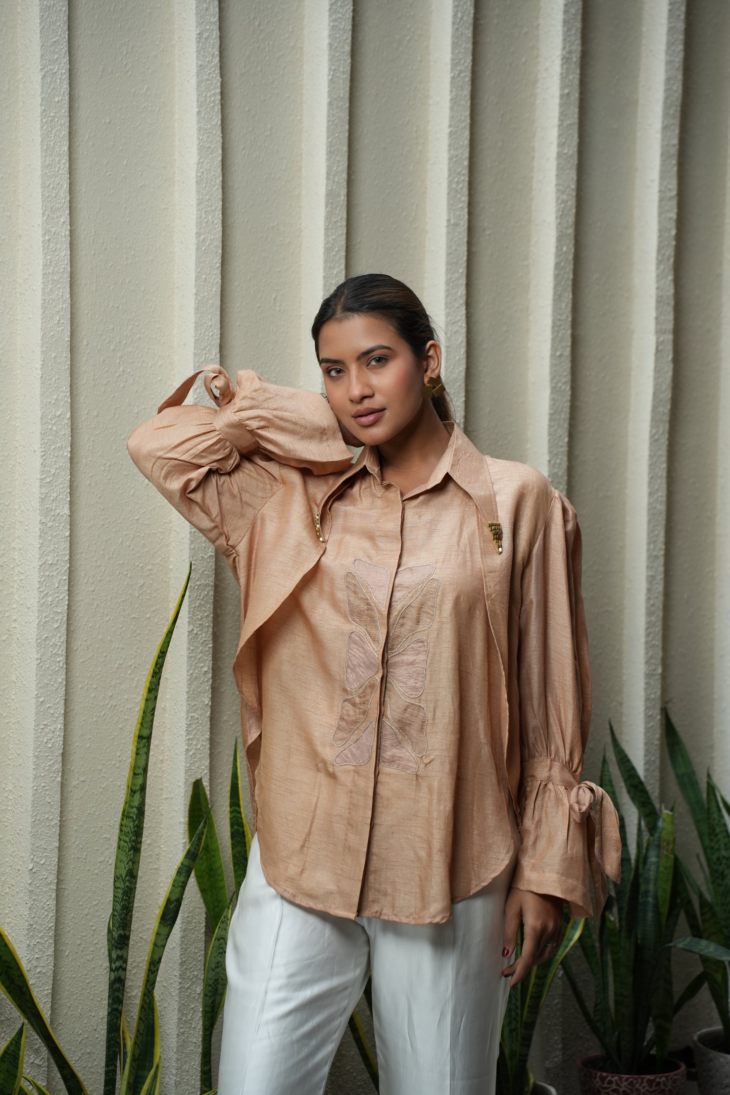 Tie-up sleeves notch collar shirt